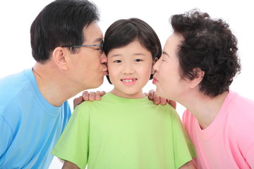 두 어린이와 할머니 할아버지