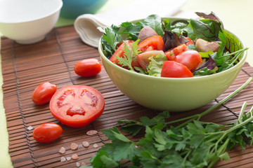 Green salad with tomatoes