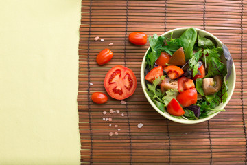 Green salad with tomatoes