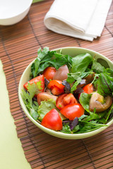 Green salad with tomatoes