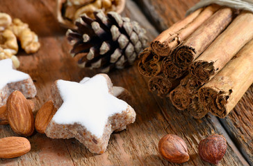 Zimtstern, Zimtstangen, Nüsse, Holz