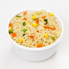 Quick Ramen Noodles with carrots, peas and green onion