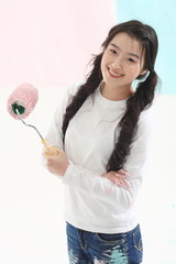 스튜디오 안에서 페인트 칠하는 젊은 여성