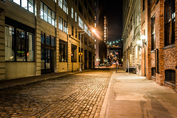 Fototapeta na wymiar An alley at night, in Brooklyn, New York.