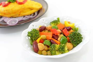 美味しそうなサラダとオムライス