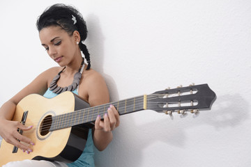 junge Frau spielt Gitarre, Studio