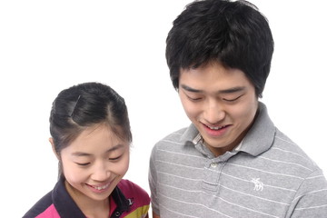 스튜디오 속 젊은 커플 