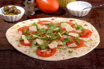 PIADINA CON POMODORO , RUVOLA E FORMAGGIO