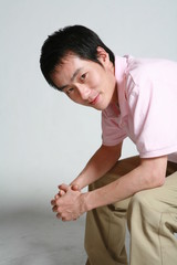 스튜디오에서 있는 젊은 남성