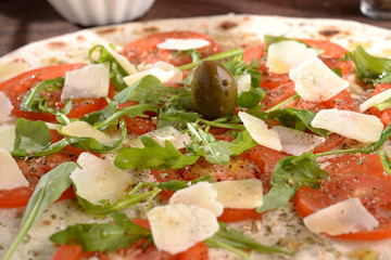 PIADINA CON POMODORO , RUVOLA E FORMAGGIO