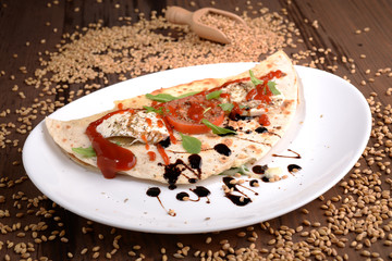 PIADINA CON POMODORO , RUVOLA E FORMAGGIO