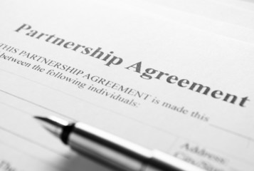 Obraz premium Macro Partnership Contract Paper and Pen