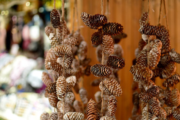 Tannenzapfen am Weihnachtsstand