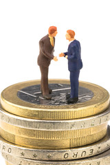 Gesch&auml;ftsleute auf M&uuml;nzenstapel