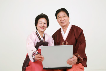 한복 입은 한국인 가족