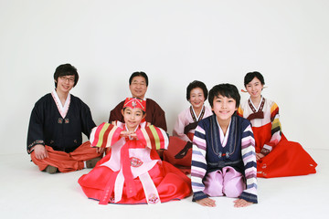 한복 입은 한국인 가족