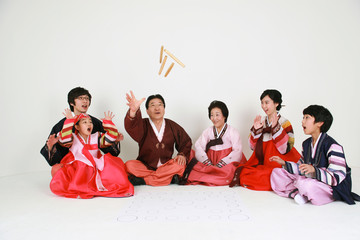 한복 입은 한국인 가족