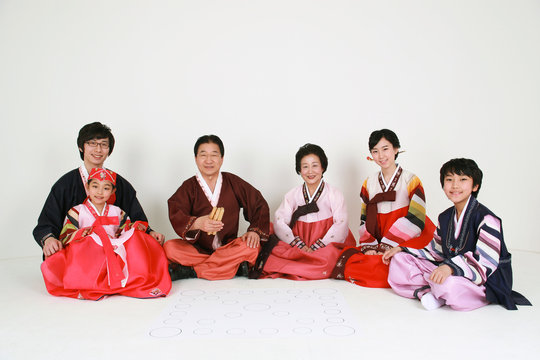 한복 입은 한국인 가족