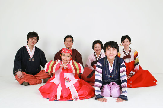 한복 입은 한국인 가족