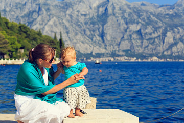 Fototapeta premium mother and little daughter on sea vacation