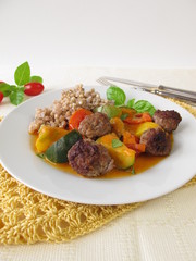 Gemüsepfanne mit Fleischbällchen und Buchweizen