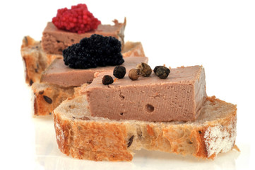 Toasts au foie gras baies et œufs de lump