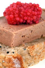 Tartine de foie gras avec œufs de lump rouges