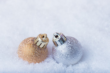 Obraz premium Christmas balls in snow