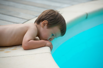 enfant au bord d'une piscine