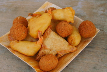 assiette d'acras,beignets et samoussas ,assortiments asiatiques