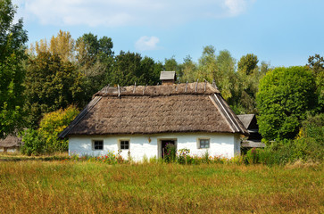 Fototapeta na wymiar Traditional ukrainian rural cottage with a straw roof