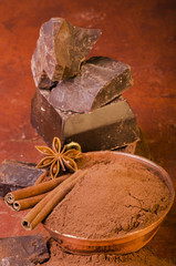 pezzi di cioccolato fondente con cacao