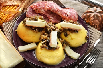Gordijnen piatto tipico montano di polenta funghi sopressa e formaggio © stefania57
