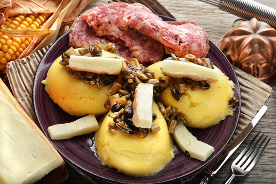 piatto tipico montano di polenta funghi sopressa e formaggio