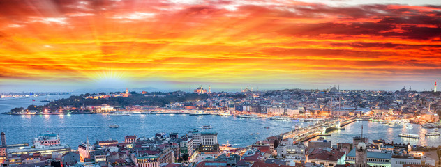 Panele Szklane Podświetlane  Wonderful panoramic view of Istanbul at dusk across Golden Horn