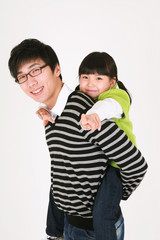 놀이를 함께 하고 있는 아빠와 딸