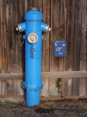 Fototapeta na wymiar Wasserhydrant und Hinweisschild Wasserschieber