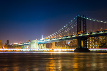 Obraz premium Manhattan Bridge at night, seen from Brooklyn Bridge Park, in Br