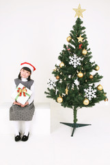 크리스마스 트리 옆의 사람들