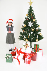 크리스마스 트리 옆의 사람들