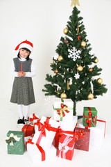 크리스마스 트리 옆의 사람들