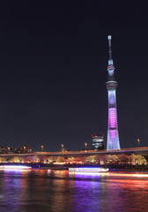 Naklejka premium Tokyo Sky Tree i rzeka Sumida w Tokio w nocy