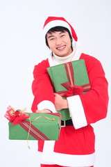 산타복장을 한 사람과 선물들