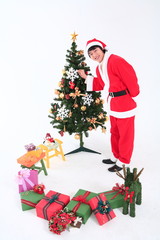 산타복장을 한 사람과 선물들