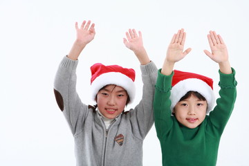 산타복장을 입은 아이들과 선물