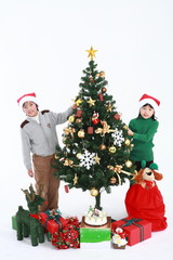 산타복장을 입은 아이들과 선물