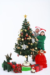 산타복장을 입은 아이들과 선물