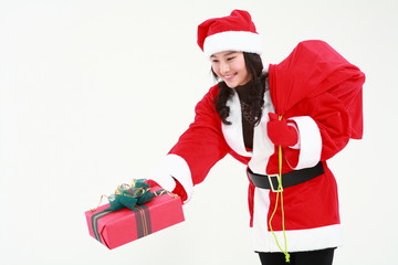 산타 복장을 한 소녀와 선물