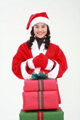 산타 복장을 한 소녀와 선물