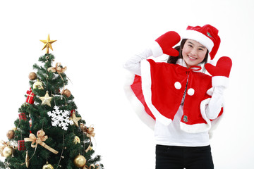 산타 모자를 쓴 젊은 사람들과 크리스마스트리